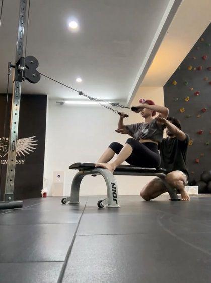 potret Isyana sarasvati olahraga beban (instagram.com/isyanasarasvati)