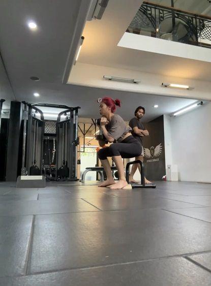 potret Isyana sarasvati olahraga beban (instagram.com/isyanasarasvati)