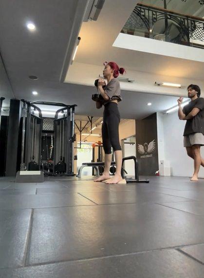 potret Isyana sarasvati olahraga beban (instagram.com/isyanasarasvati)