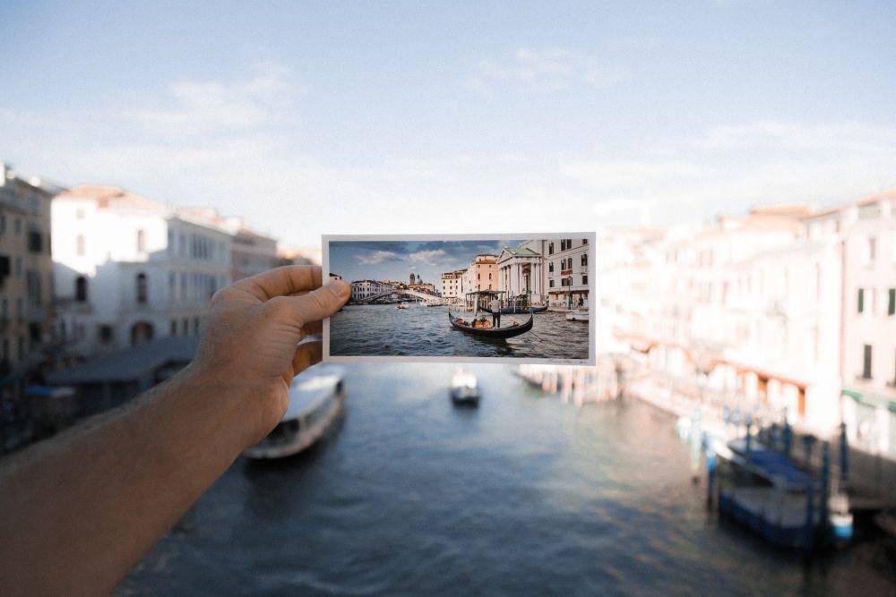 ilustrasi postcard (unsplash.com/jakobowens1)