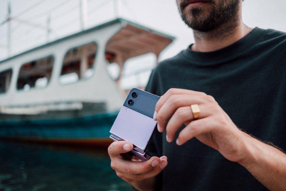 ilustrasi Samsung Galaxy Flip (unsplash.com/Jonas Leupe)