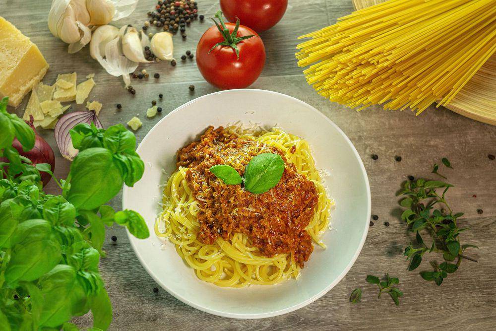 Ilustrasi spaghetti bolognese (freepik.com/wirestock)