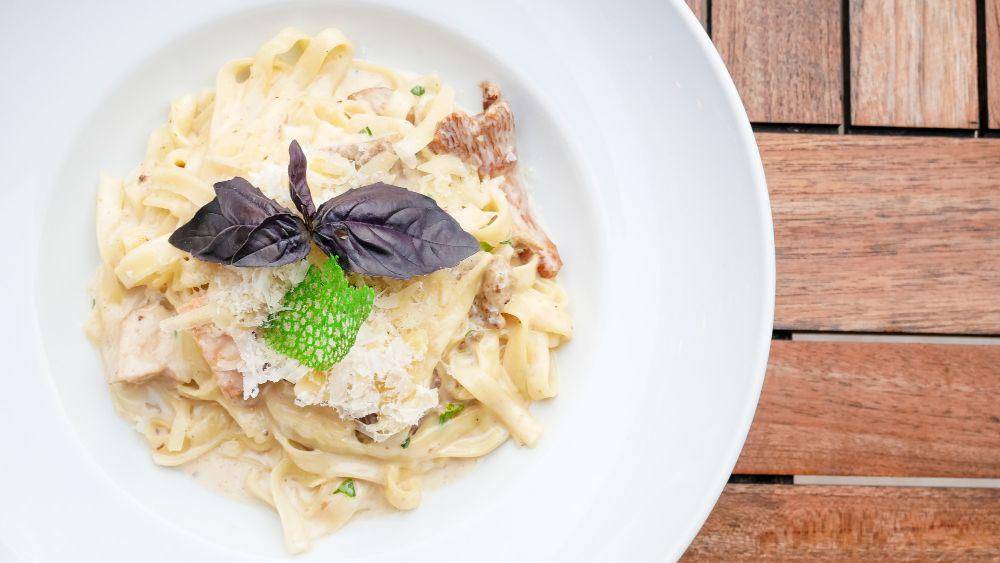 spaghetti alfredo (freepik.com/relineo)
