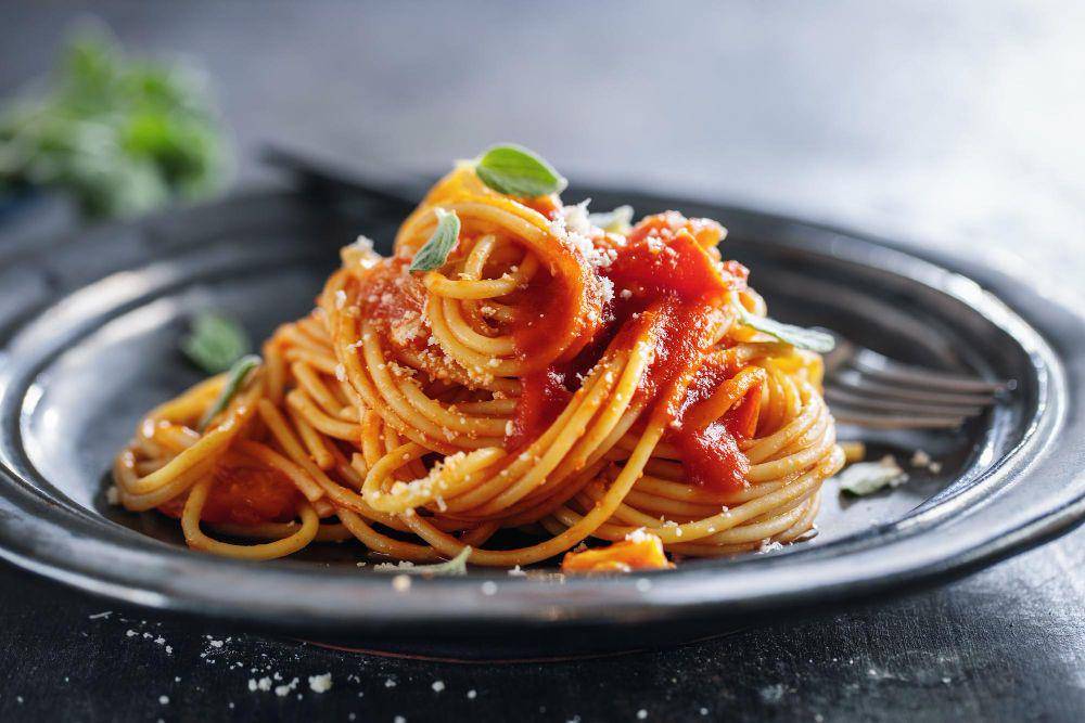 ilustrasi spaghetti marinara (freepik.com/valeria_aksakova)
