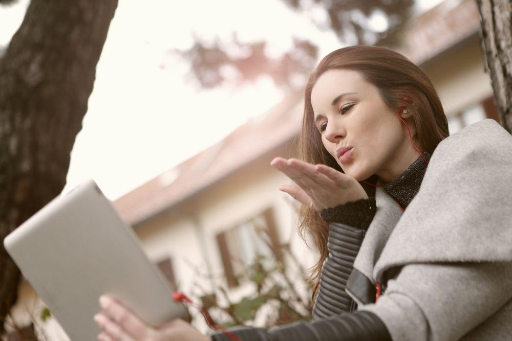 ilustrasi video call dengan pasangan (pexels.com/Andrea Piacquadio)