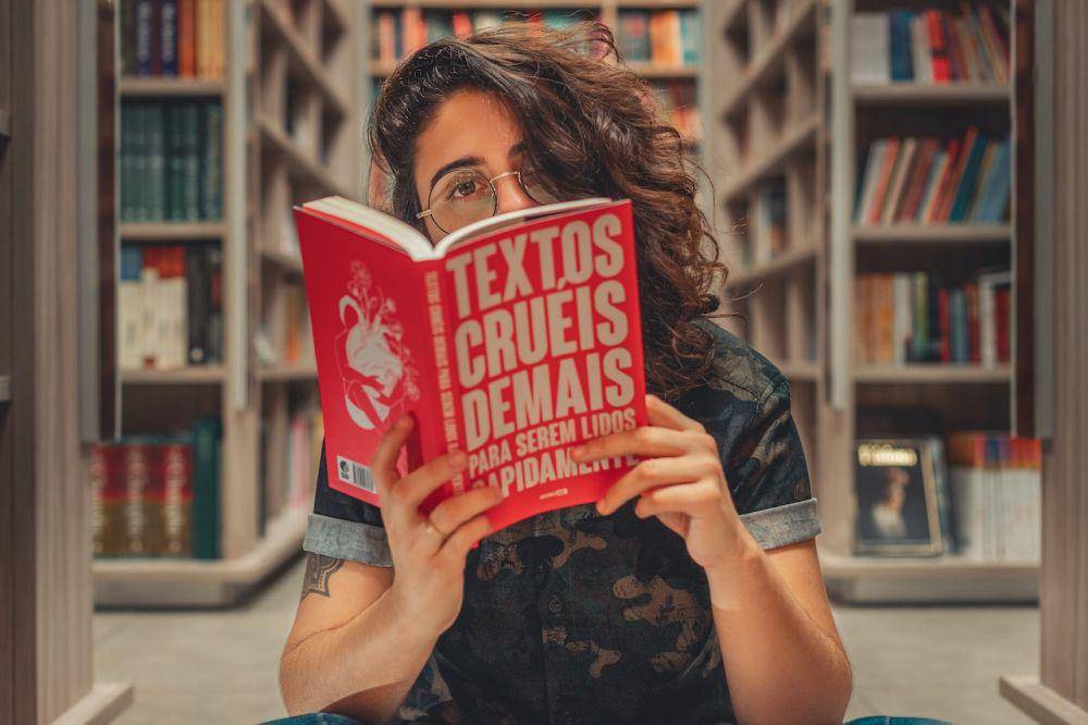 ilustrasi orang membaca buku (pexels.com/Erika Quirino)