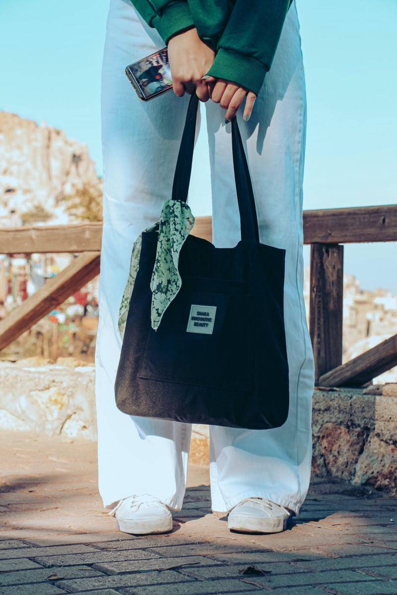 Ilustrasi tote bag dengan aksen pita (www.pexels.com/@iremmyy)