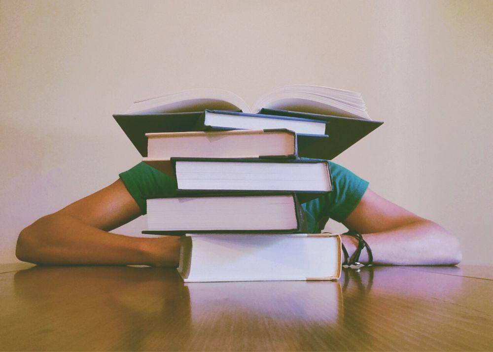 ilustrasi orang membaca banyak buku (pexels.com/Pixabay)