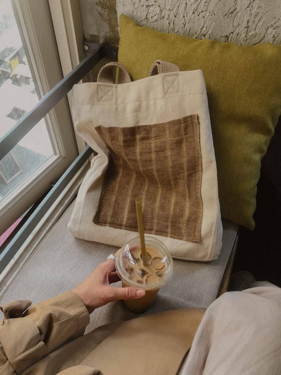 Tote bag dengan aksen pocket (https://www.pexels.com/@kekremsi)