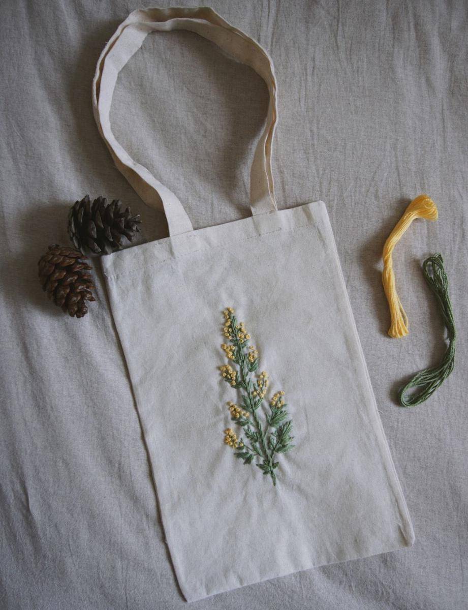 Ilustrasi motif tote bag menggunakan benang sulam (www.pexels.com/@sena-yildirim-85161789)