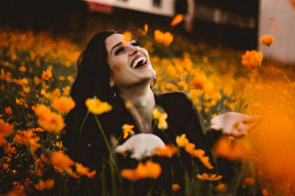 ilustrasi wanita yang bahagia (unsplash.com/Allef Vinicius)