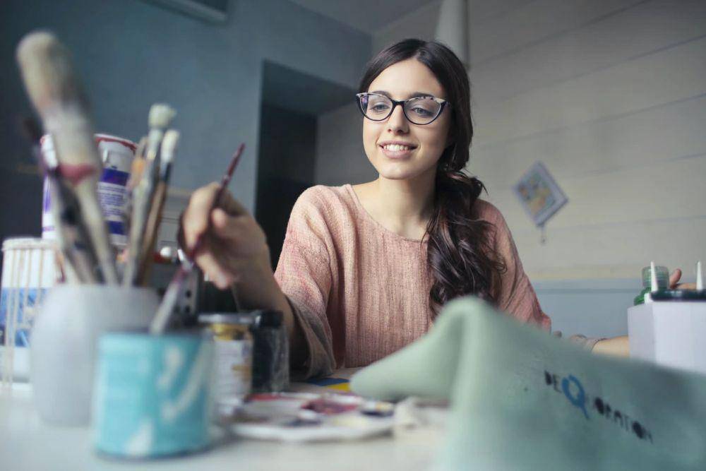 ilustrasi wanita yang sedang melukis (unsplash.com/Bruce Mars)