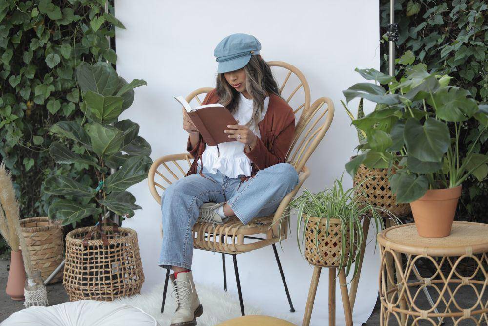 ilustrasi wanita membaca buku (unsplash.com/Joel Muniz)