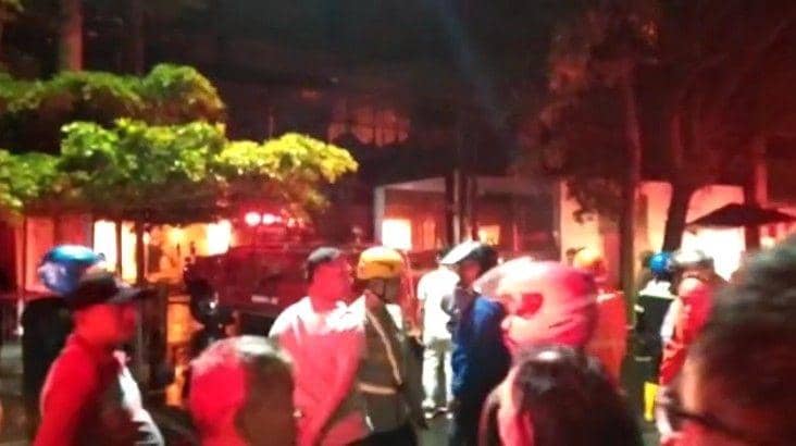 Damkar Kota Malang dan warga yang berusaha memadamkan api di Mall Malang Plaza. (IDN Times/Rizal Adhi Pratama)