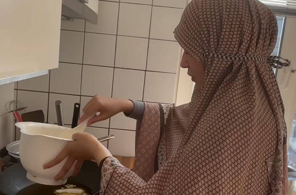 potret saat Shireen Sungkar berjualan di Belanda (youtube.com/The Sungkars)