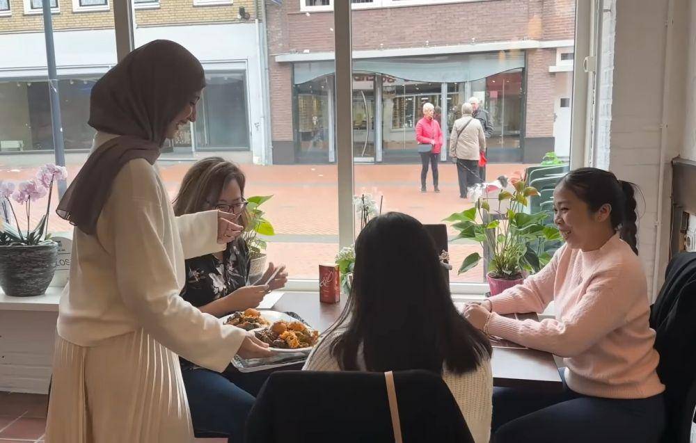 potret saat Shireen Sungkar berjualan di Belanda (youtube.com/The Sungkars)