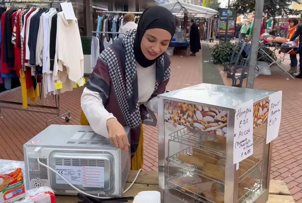 potret saat Shireen Sungkar berjualan di Belanda (youtube.com/The Sungkars)