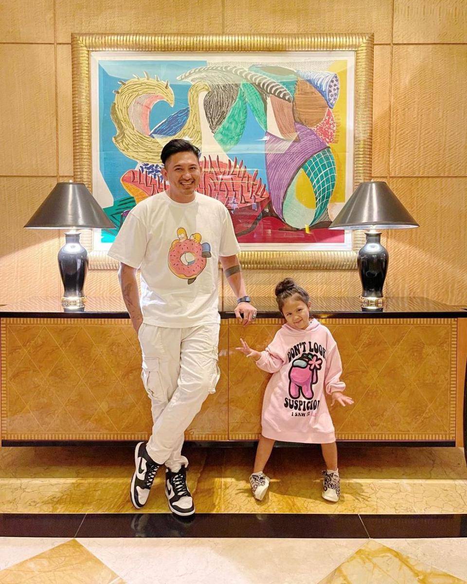 potret Ryan Delon dan buah hati (instagram.com/tail_wagging)