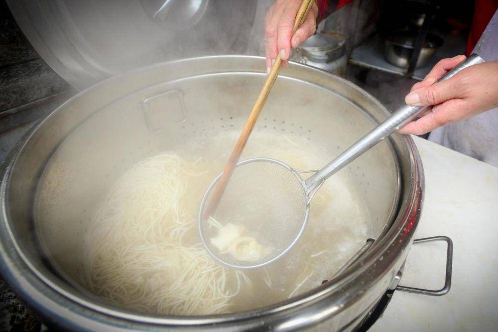 ilustrasi gunakan air panas untuk memasak bihun (vecteezy.com/ 雍陶 張)