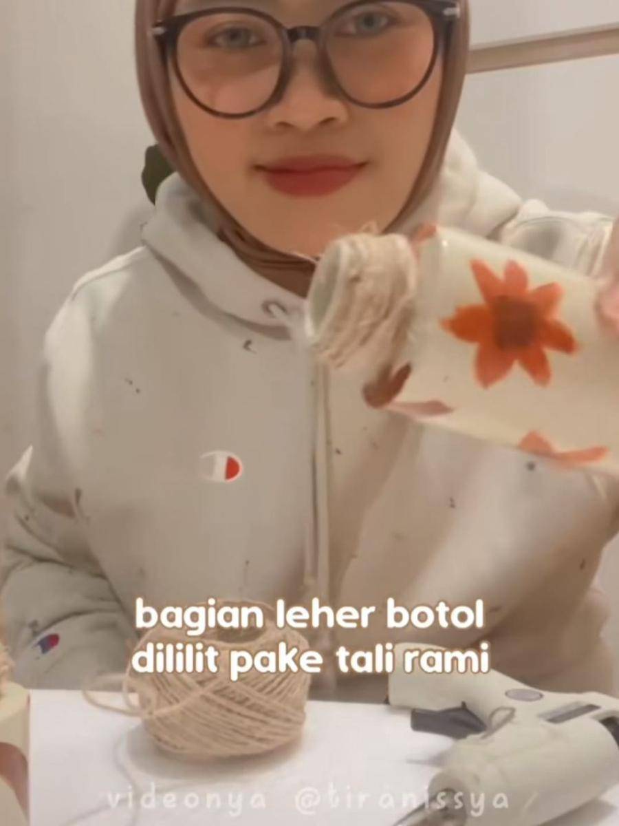 Cuplikan melilit tali rami pada leher jar skincare (tiktok.com/@tiranissya)