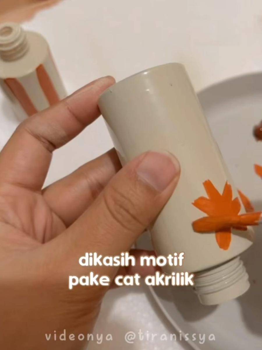 Cuplikan menggambar motif pada jar skincare (tiktok.com/@tiranissya)