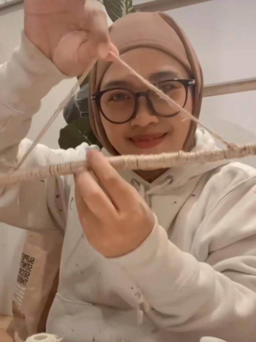 Cuplikan memberikan gantungan tali pada ranting (tiktok.com/@tiranissya)