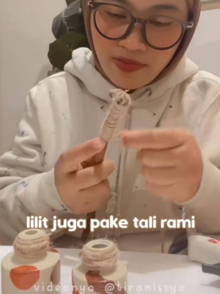 Cuplikan melilit tali rami pada ranting (tiktok.com/@tiranissya)