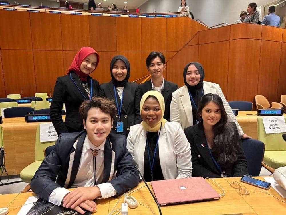 Abdi Ardiansyah (atas, kedua dari kanan), Mahasiswa Universitas Hasanuddin, mewakili Indonesia di forum pemuda PBB. (Dok. IDN Times/Istimewa)