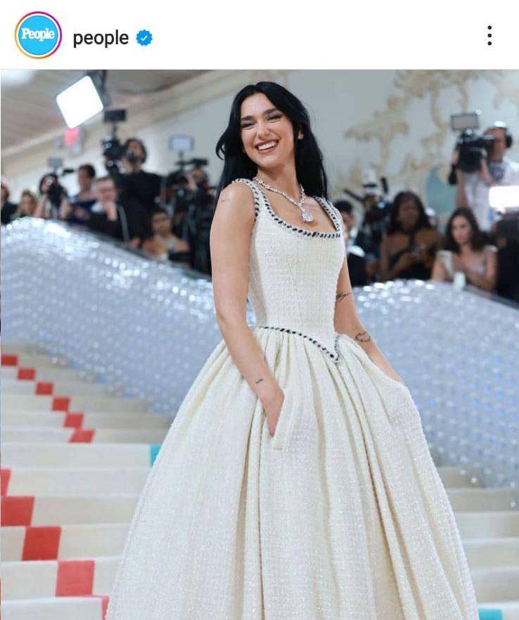 Dua Lipa di Met Gala 2023 (instagram.com/people)