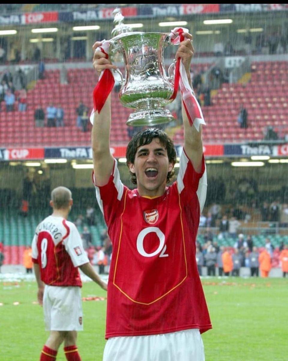 Mantan kapten Arsenal, Cesc Fabregas, mengangkat trofi Piala FA pada usia mudanya bersama Arsenal pada 2005 setelah mengalahkan Manchester United melalui adu penalti. (instagram.com/cescf4bregas)