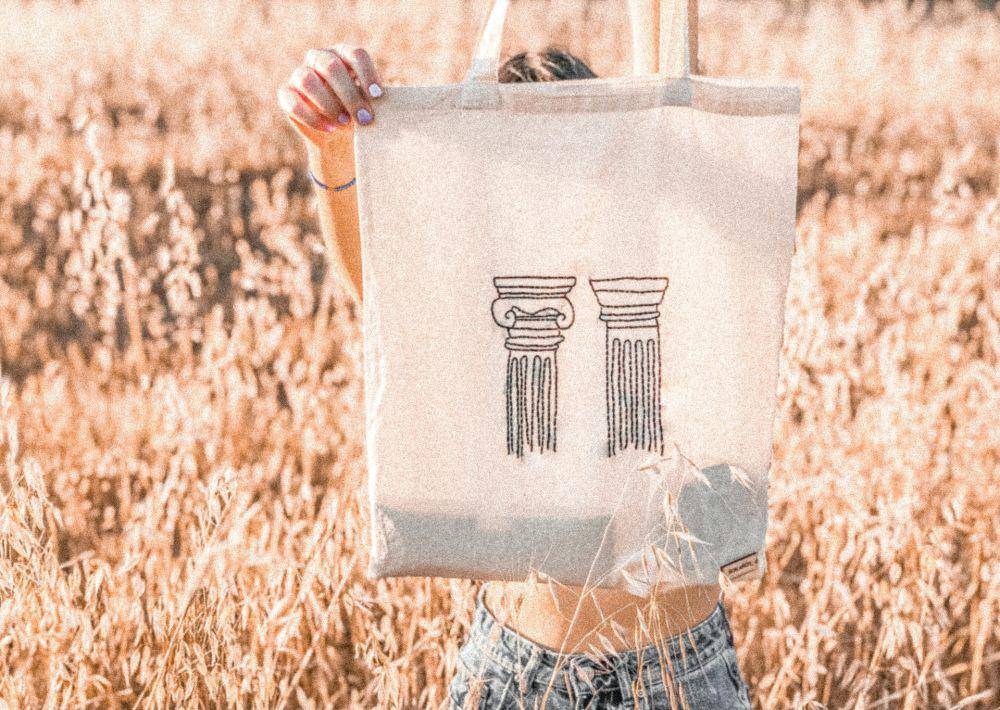 Ilustasti tote bag menggunakan benang jahit (unsplash.com/@zetamp)