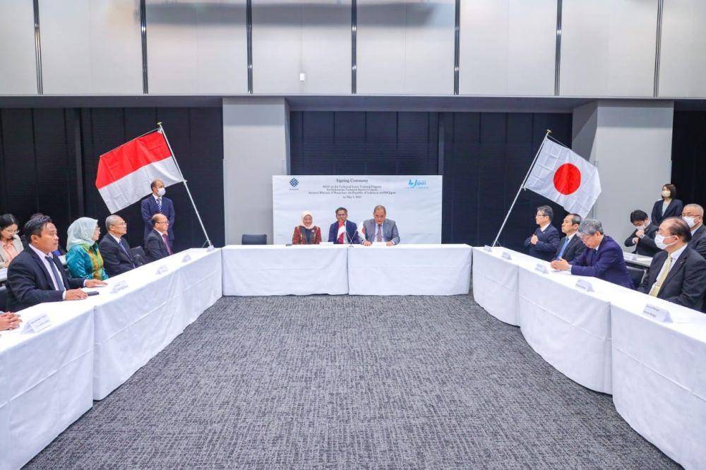 Penandatanganan pembaruan Memorandum of Understanding (MoU) antara Kemnaker RI dengan International Manpower Development Organization Japan (IM) Japan di Tokyo, Jepang, Rabu (3/5/2023) waktu setempat. (Dok. Kemnaker)