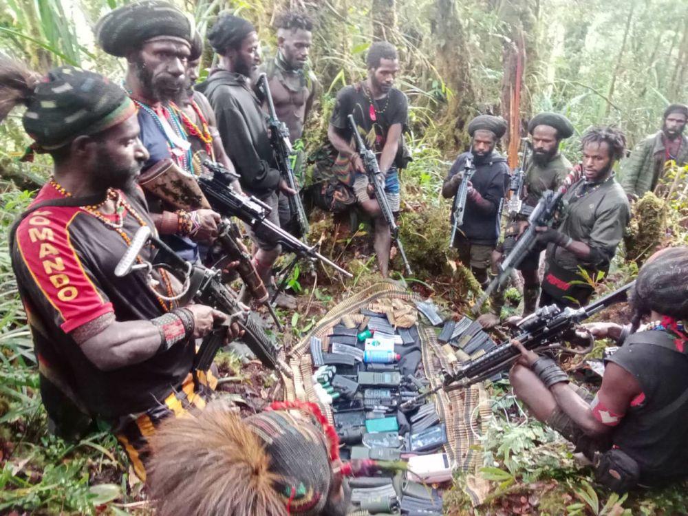 KKB di Nduga Papua Rilis Foto Jenazah dan Barang Rampasan Milik TNI