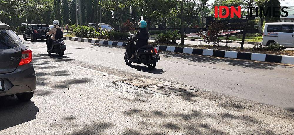 Galian lubang drainase ditengah jalan Urip Sumoharjo Makassar. (IDN Times Sulsel/Dahrul Amri)