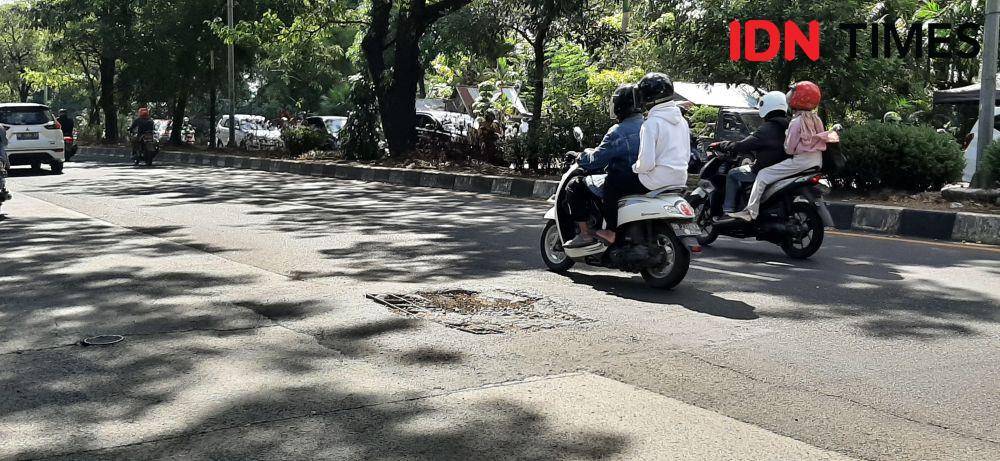 Tutuapan bekas lubang galian mulai rusak di Jl Urip Sumoharo, Kota Makassar. (Dahrul Amri/IDN Times Sulsel)