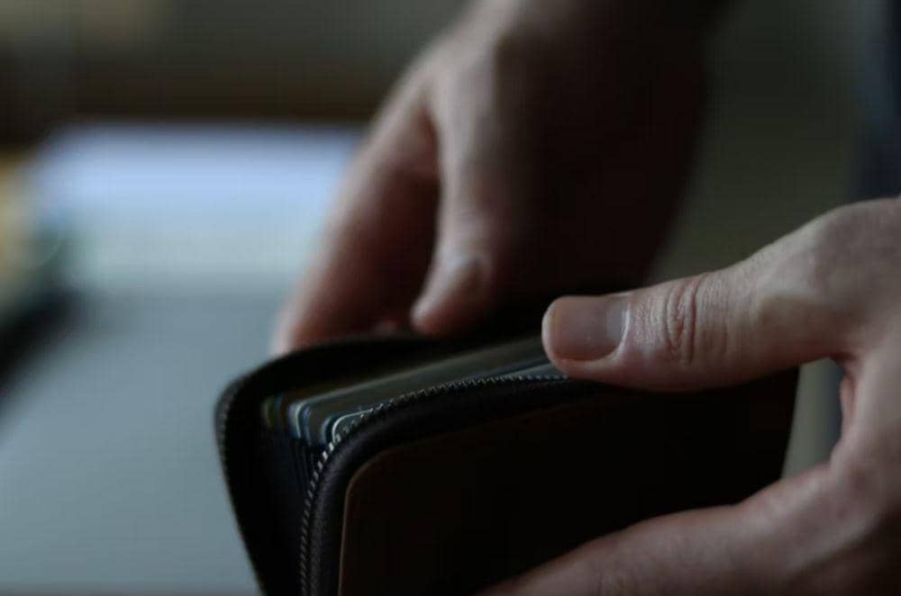 Ilustrasi kartu di dompet (unsplash.com/@allysphotos)