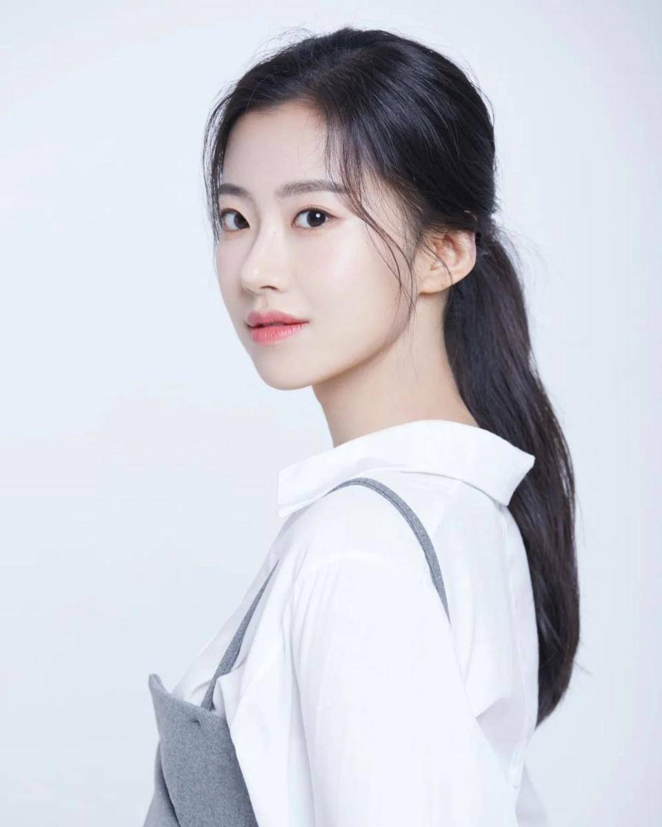 Kim Min Ah (Instagram.com/we_act)