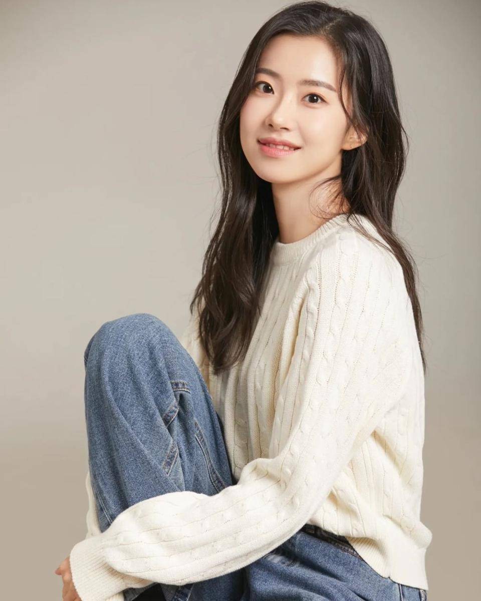 Kim Min Ah (Instagram.com/we_act)
