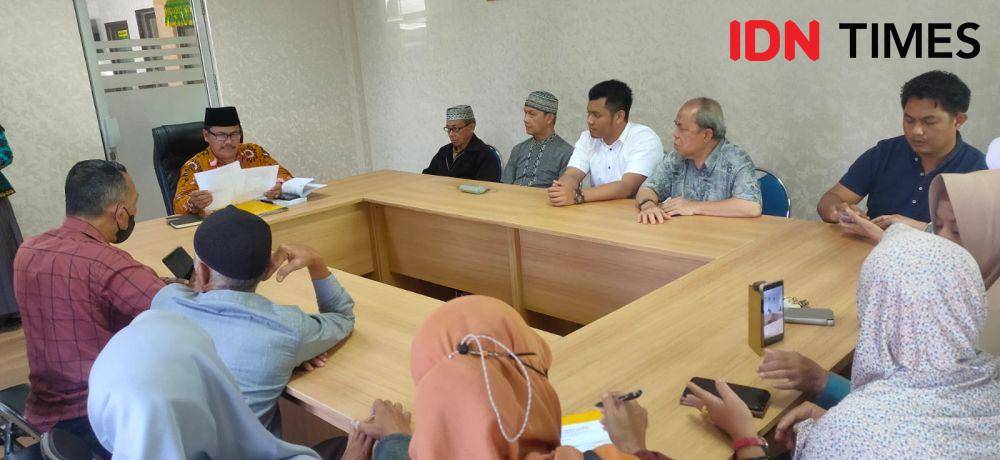 Puluhan warga Balikpapan Kalimantan Timur (Kaltim) klaim menjadi korban penipuan travel umrah PT Nayla Safa'ah hingga ratusan juta rupiah, Rabu (3/5/2023). (IDN Times/Hilmansyah)