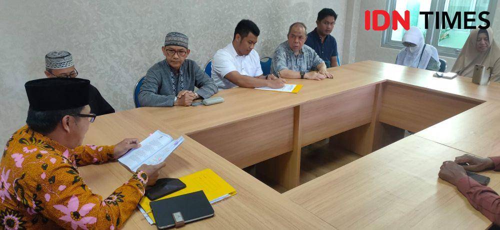 Puluhan warga Balikpapan Kalimantan Timur (Kaltim) klaim menjadi korban penipuan travel umrah PT Nayla Safa'ah hingga ratusan juta rupiah, Rabu (3/5/2023). (IDN Times/Hilmansyah)