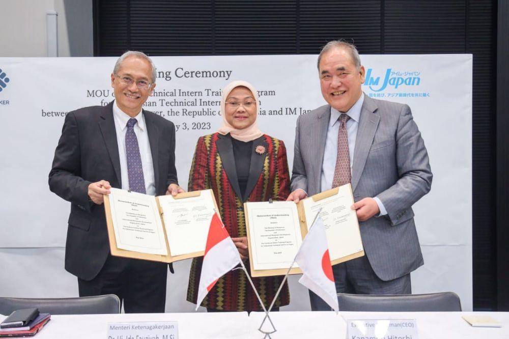 Penandatanganan pembaruan Memorandum of Understanding (MoU) antara Kemnaker RI dengan International Manpower Development Organization Japan (IM) Japan di Tokyo, Jepang, Rabu (3/5/2023) waktu setempat. (Dok. Kemnaker)