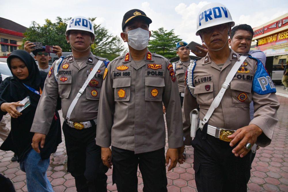 Mantan Kabag Bin Ops Direktorat Narkoba Polda Sumatera Utara AKBP Achiruddin Hasibuan (bermasker putih) berjalan menuju gedung Bid Propam saat akan menjalani sidang Komisi Kode Etik Polri di Polda Sumatera Utara, Medan, Selasa (2/5/2023). (ANTARA FOTO/Fransisco Carolio)