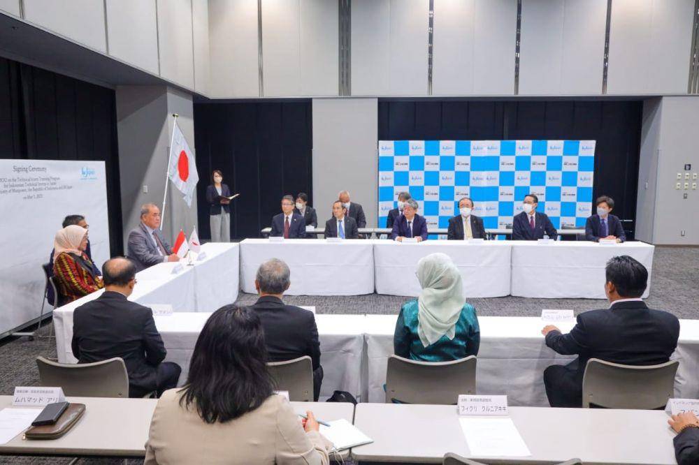 Penandatanganan pembaruan Memorandum of Understanding (MoU) antara Kemnaker RI dengan International Manpower Development Organization Japan (IM) Japan di Tokyo, Jepang, Rabu (3/5/2023) waktu setempat. (Dok. Kemnaker)