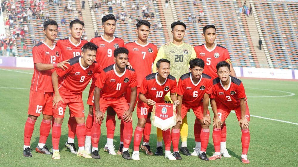 Para pemain Indonesia U-22 berpose jelang pertandingan Grup A cabor sepak bola putra SEA Games 2023 kontra Filipina U-22 di Olympic Stadium Phnom Penh, Sabtu 29 April 2023. (Dok. PSSI.org)