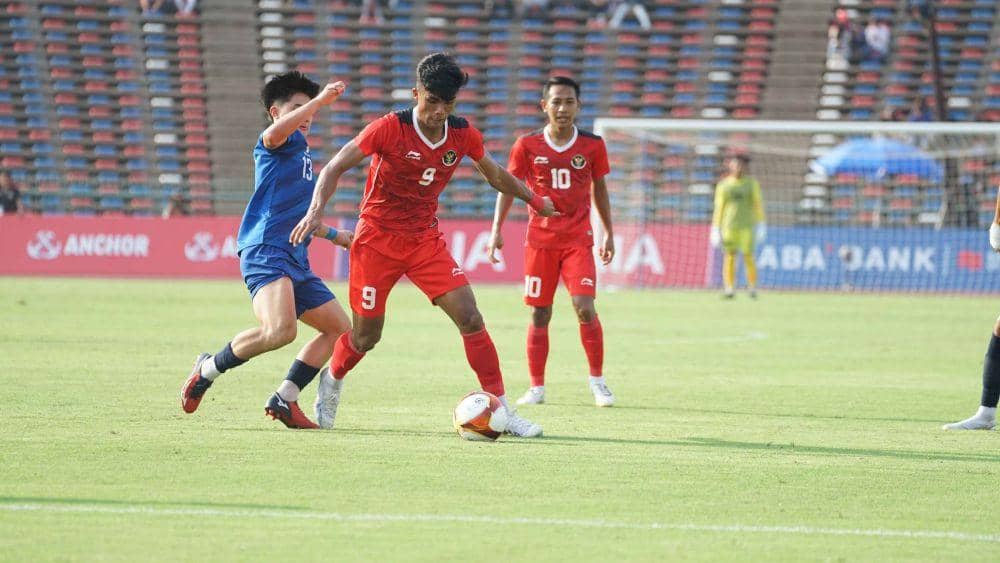 Ramadhan Sananta (tengah) dalam pertandingan Grup A cabor sepak bola putra SEA Games 2023 antara Indonesia versus Filipina di Olympic Stadium Phnom Penh, Sabtu 29 April 2023. (Dok. PSSI.org)