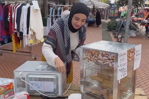 10 Potret Shireen Sungkar Jualan Pisang Goreng di Belanda, Laris Manis