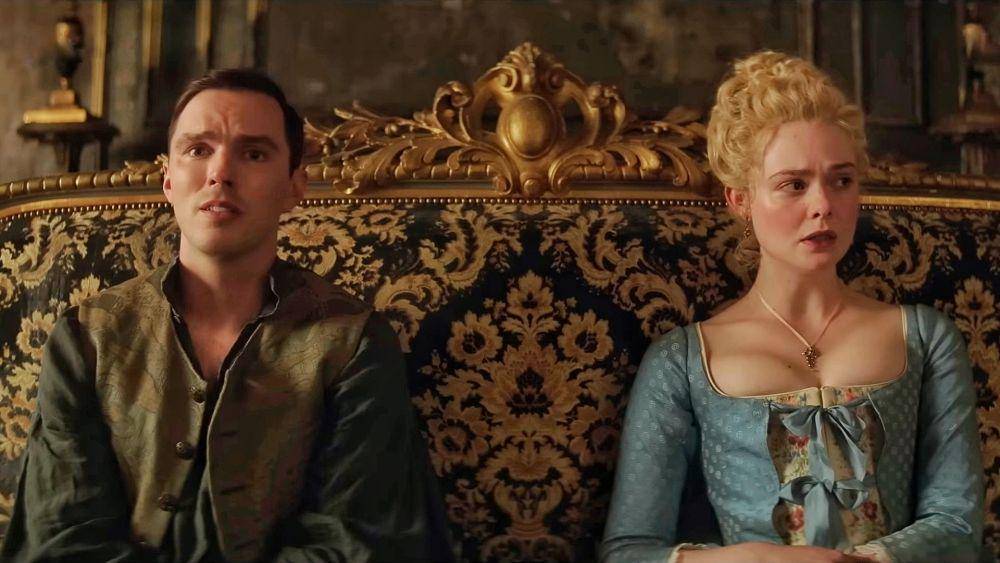 Nicholas Hoult dan Elle Fanning di The Great season 3 (dok. Hulu/The Great season 3)