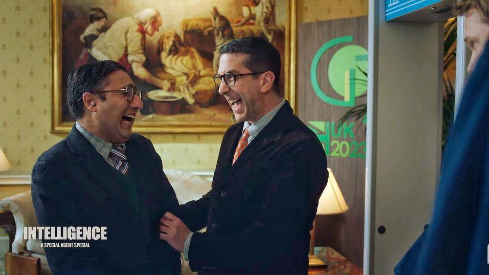 Nick Mohammed dan David Schwimmer di film Intelligence: A Spacial Agent Special (dok. Peacock/Intelligence: A Spacial Agent Special)