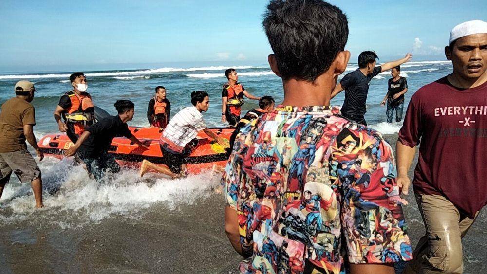 Tim Basarnas Bengkulu bersama tim gabungan melakukan evakuasi wisatawan asal Palembang yang tenggelam di Pantai Panjang Bengkul (Dok: istimewa)