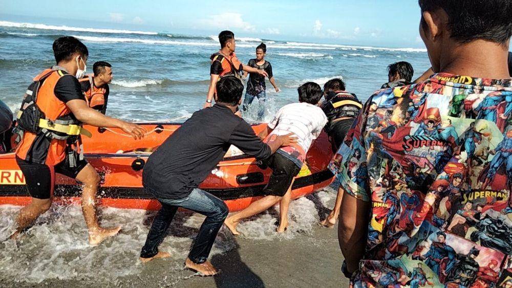 Tim Basarnas Bengkulu bersama tim gabungan melakukan evakuasi wisatawan asal Palembang yang tenggelam di Pantai Panjang Bengkul (Dok: istimewa)